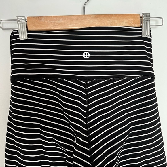 Lululemon Wunder Under Crop (High-Rise) *21" size 4 - Picture 9 of 9